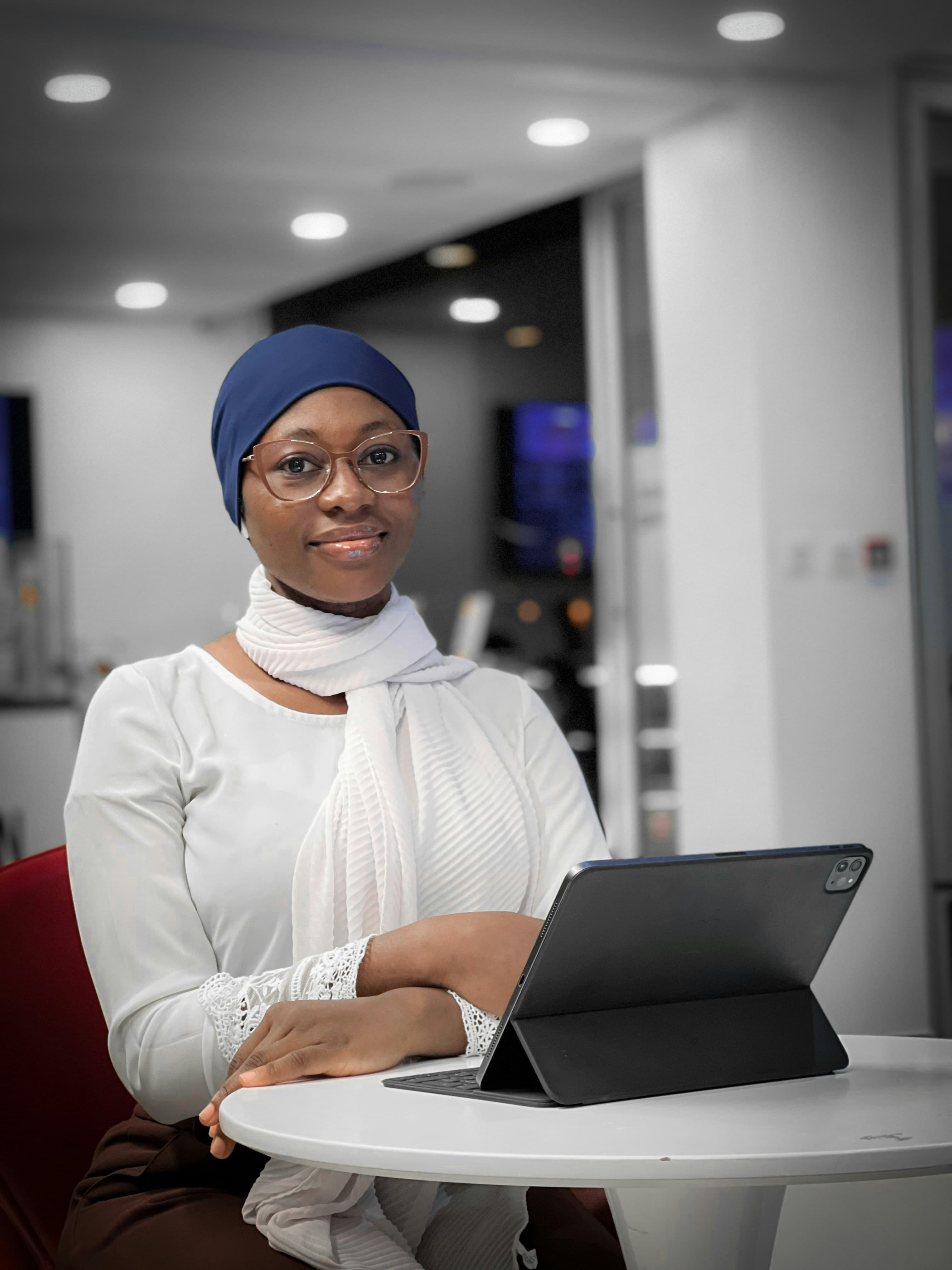 Jeune professionnelle souriante dans un bureau moderne